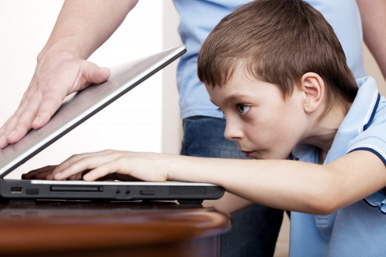 kid using laptop